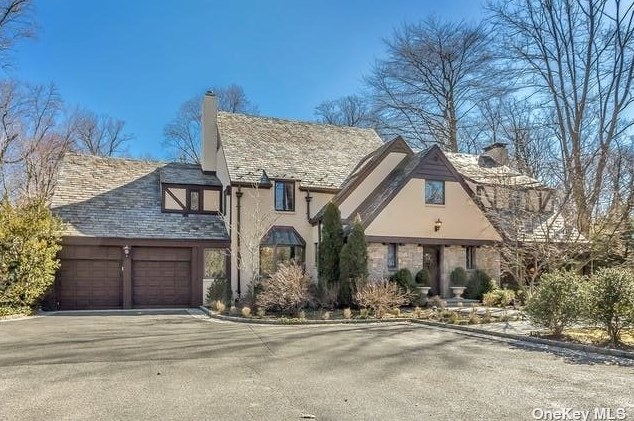 530 Manhasset Woods Rd, North Hills, NY 11030-1646