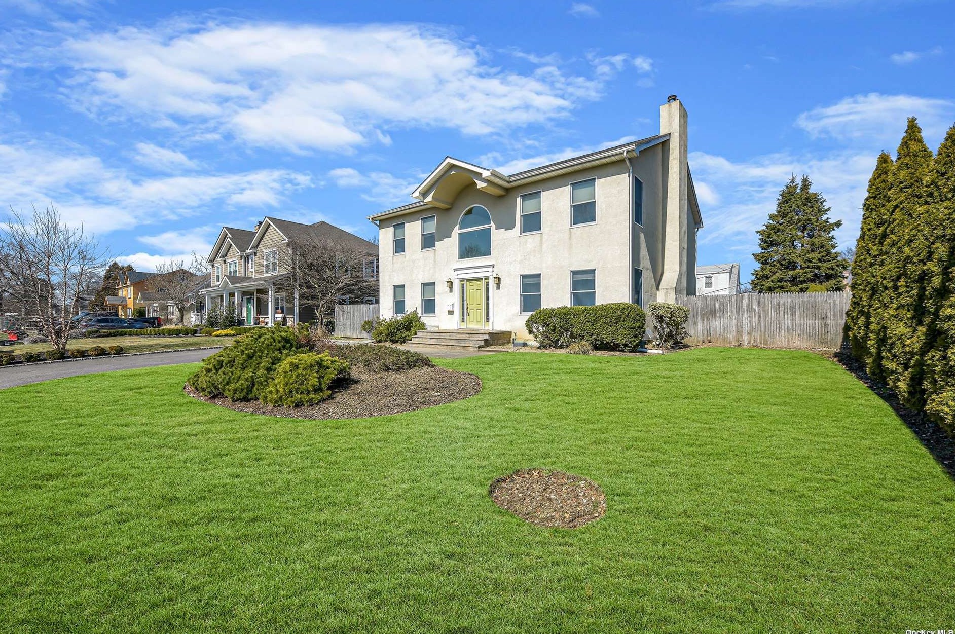 21 Whitney St, Westbury, NY 11590