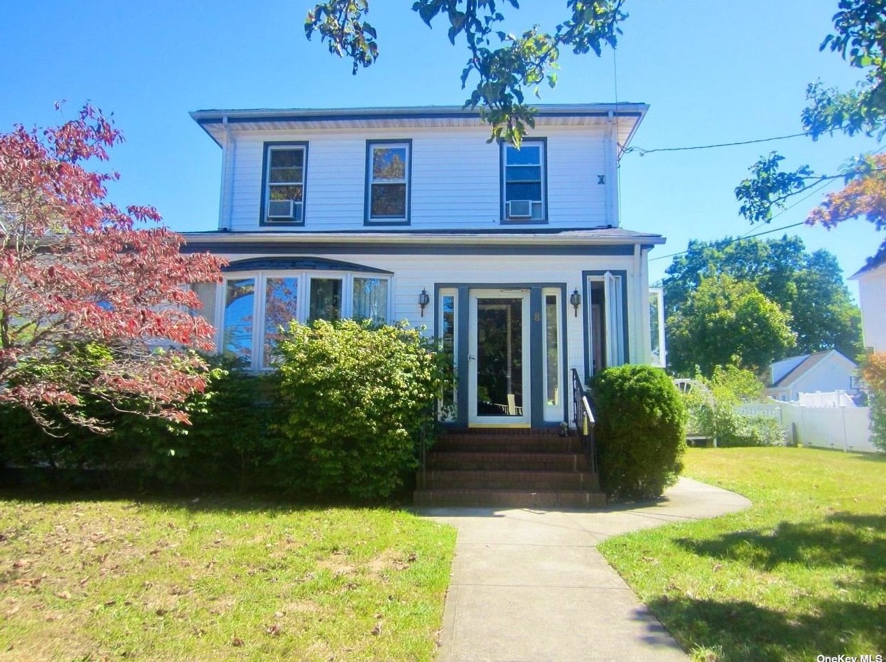 8 1st St, Lynbrook, NY 11563