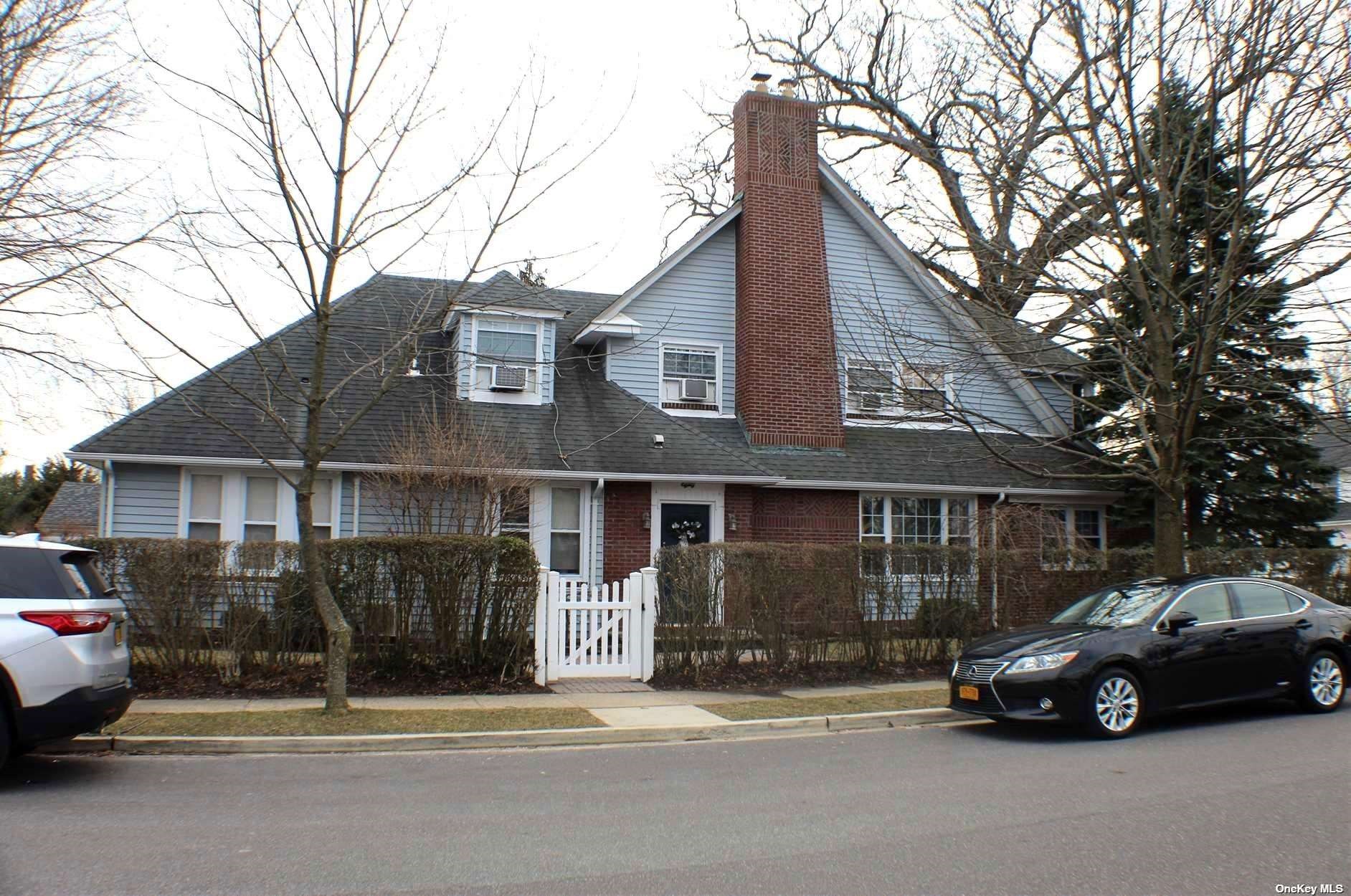 80 Winter St, Lynbrook, NY 11563-2068