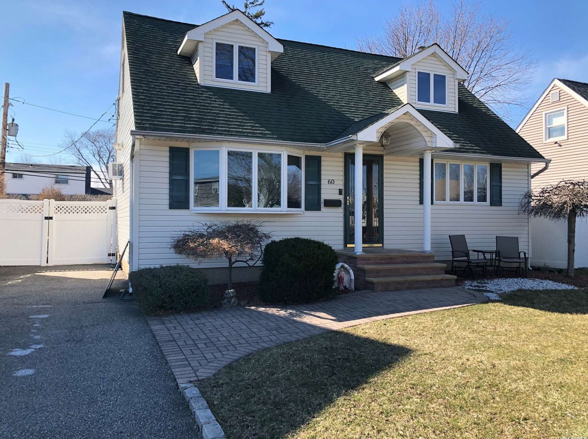 60 Cliff Dr, Hicksville, NY 11801-3334