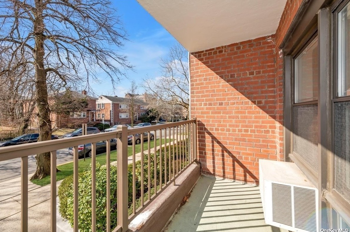 15 Hill Park Ave #1-l, Great Neck, NY 11021