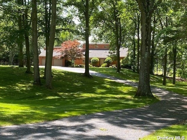 1 Pine Pt, Hunt NY  11743-1018 exterior