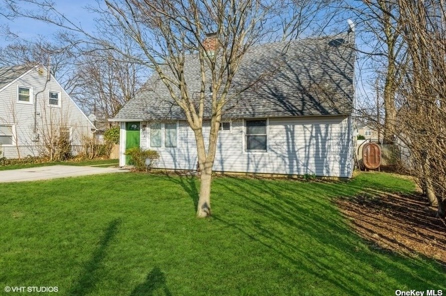 682 Newbridge Rd, Plainedge, NY 11756-1603