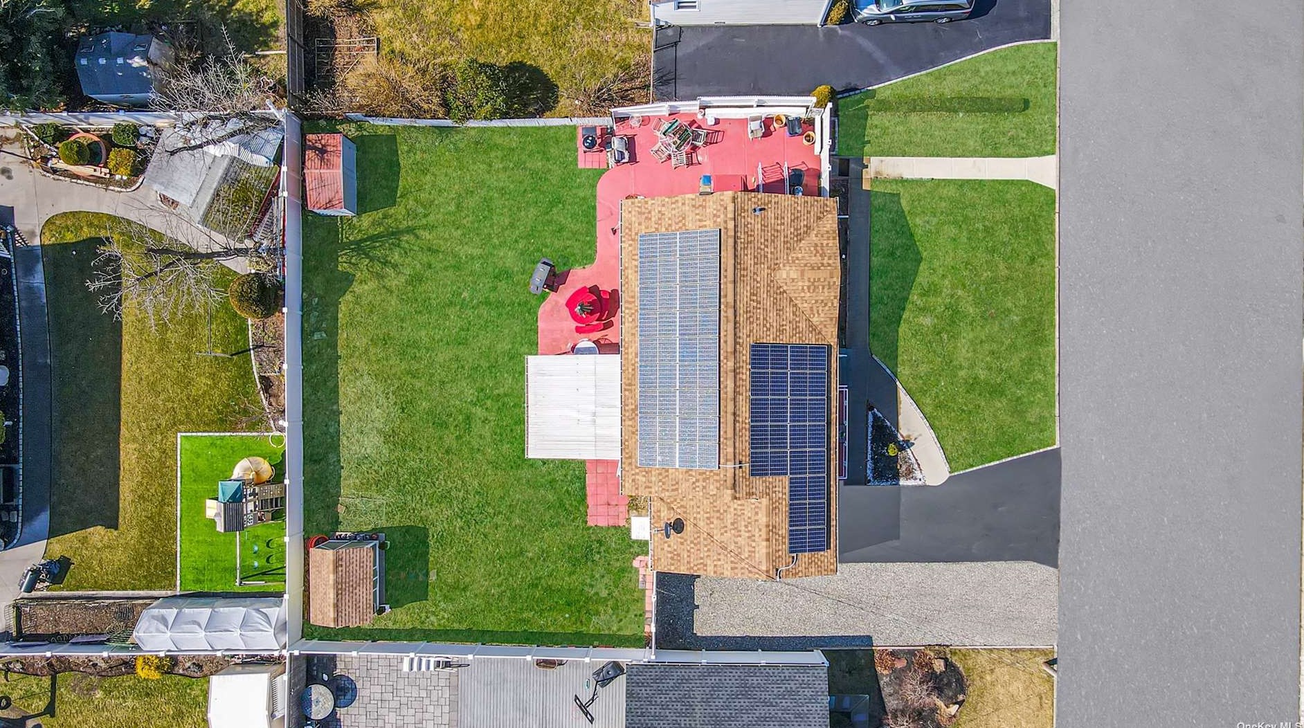 16 Wilson St, Pine Air, NY 11717-2212
