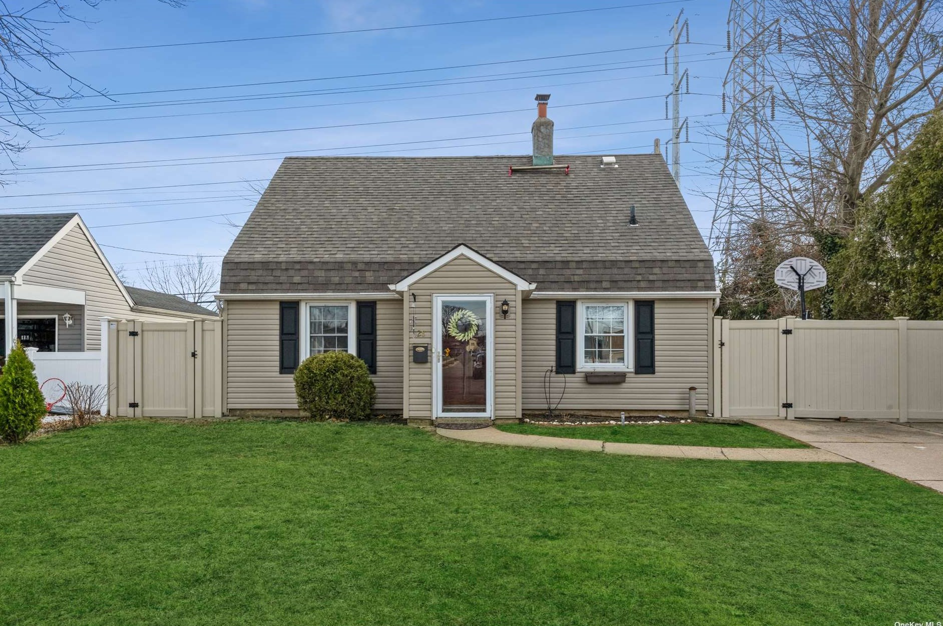 128 Cornflower Rd, Plainedge, NY 11756-3320