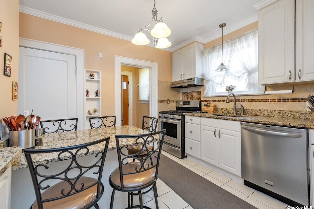 61 Oak St, Lynbrook, NY 11563-1849