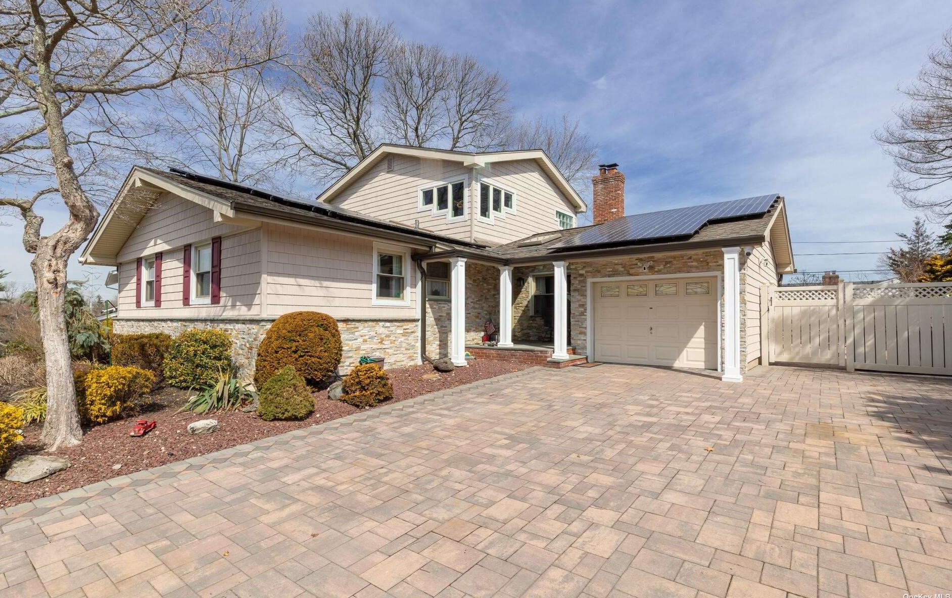11 Swan Ln, Hauppauge, NY 11788-2217