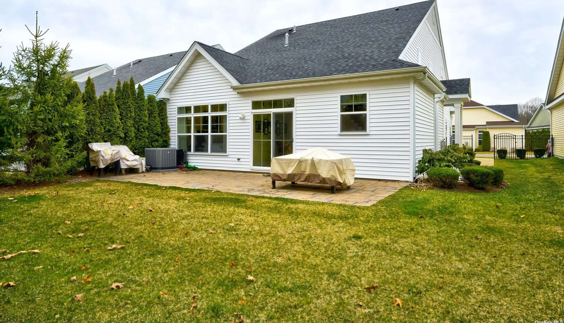 222 Augusta Dr, Gordon Heights, NY 11763