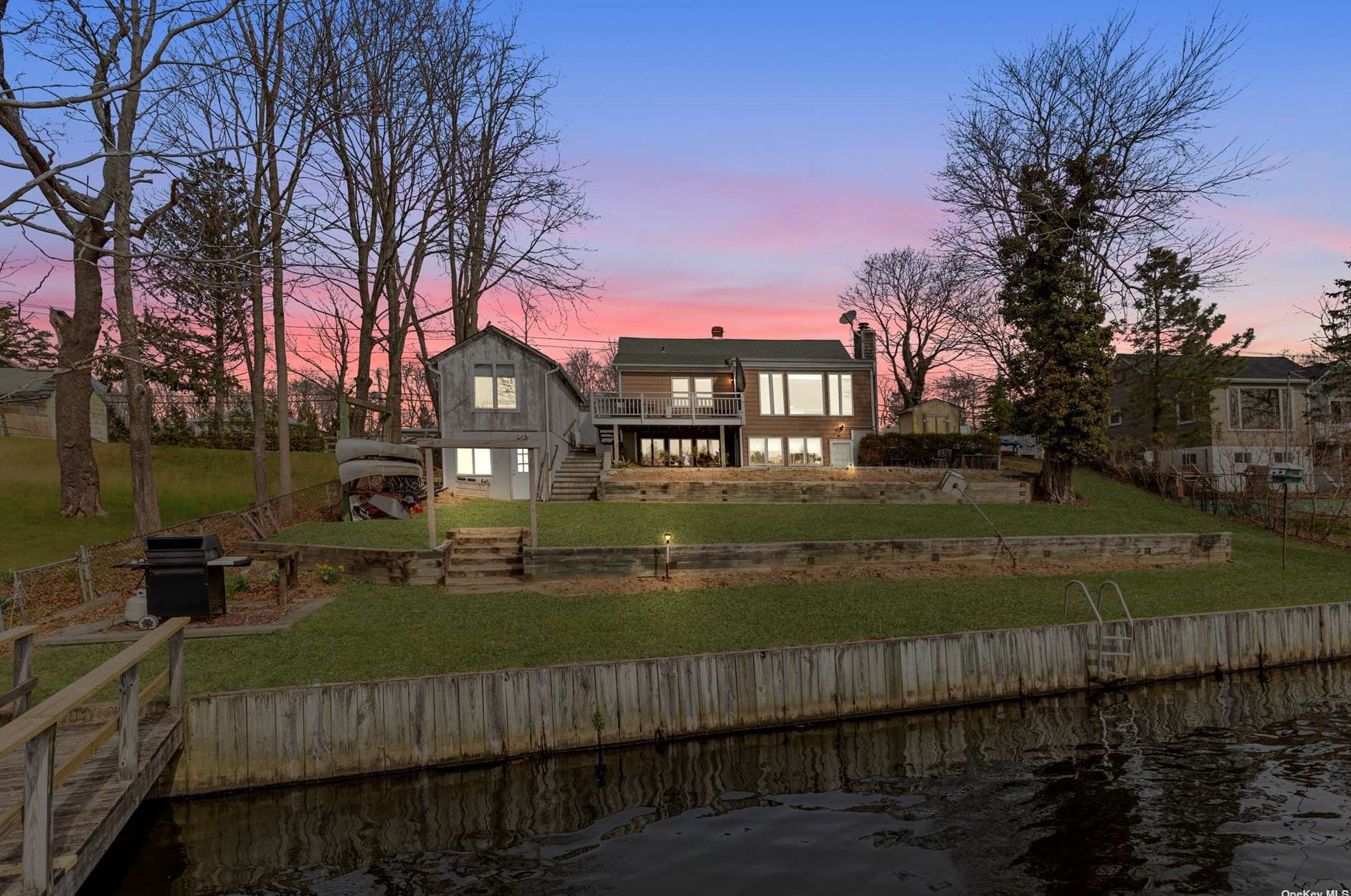 1381 Main St, Northampton, NY 11901-3111