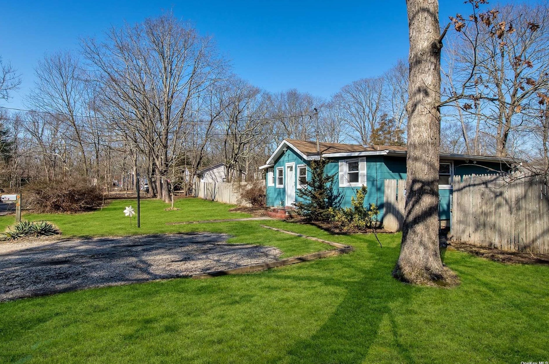 11 Clymer Pl, Manor Park NY  11950-2701 exterior