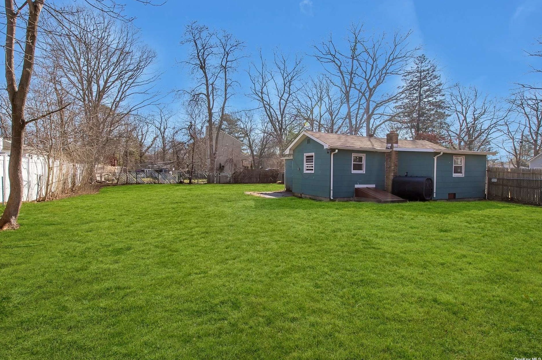 11 Clymer Pl, Manor Park NY  11950-2701 exterior