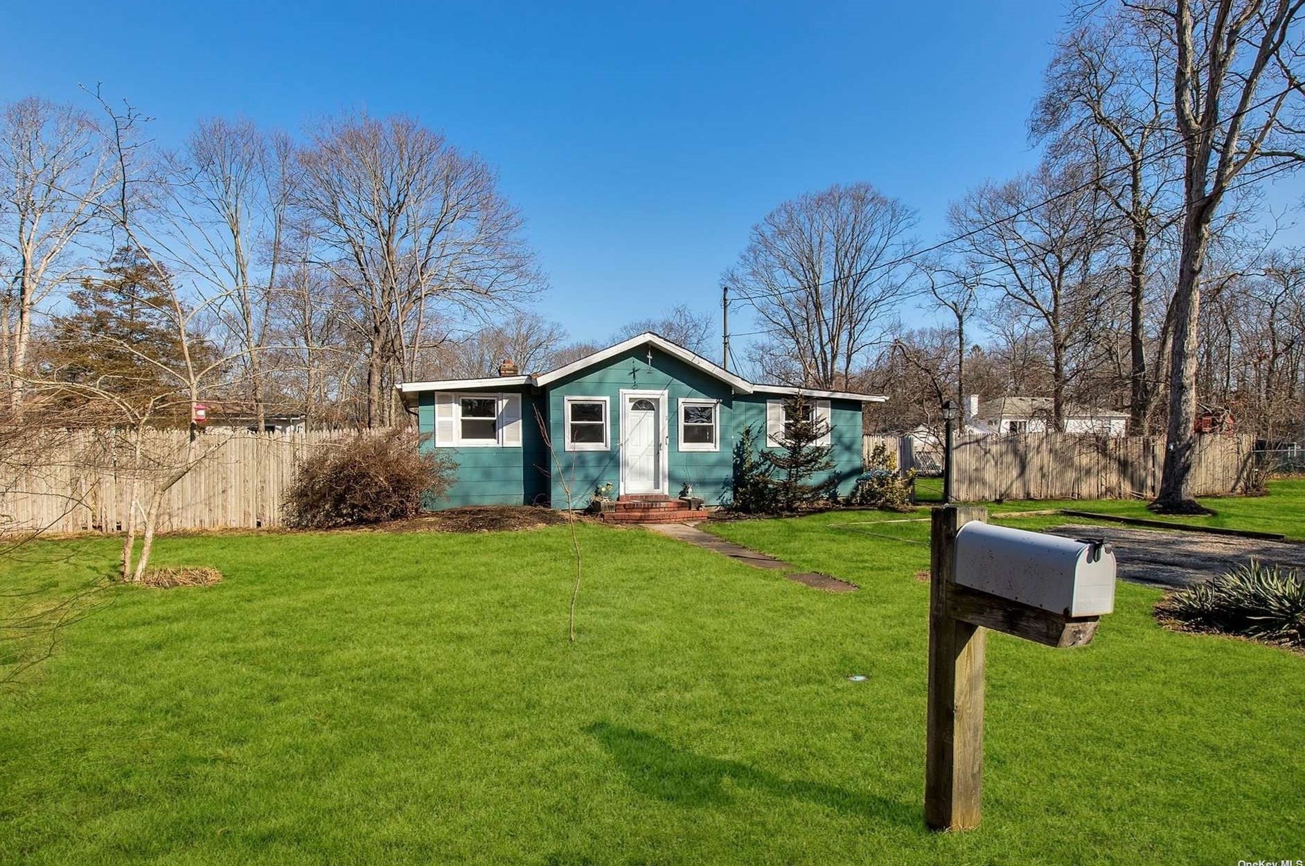 11 Clymer Pl, Manor Park, NY 11950-2701