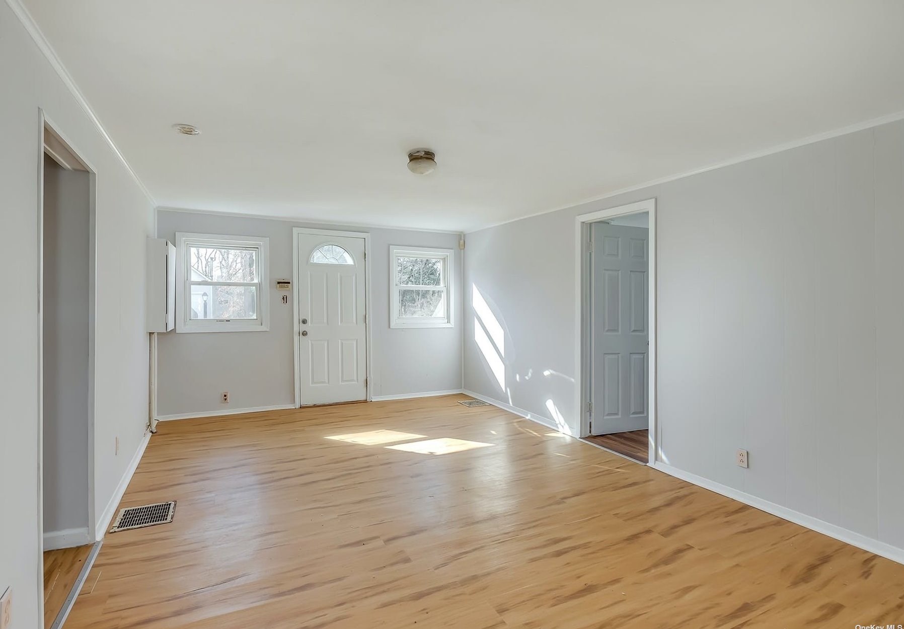 11 Clymer Pl, Manor Park NY  11950-2701 exterior