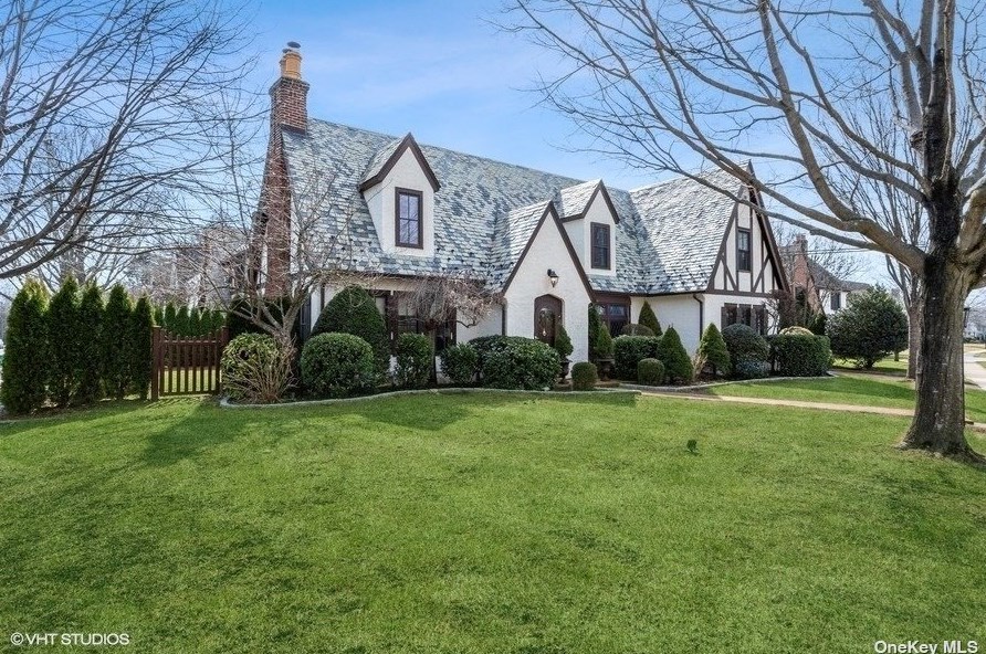 124 Newmarket Rd, Garden City, NY 11530-1438