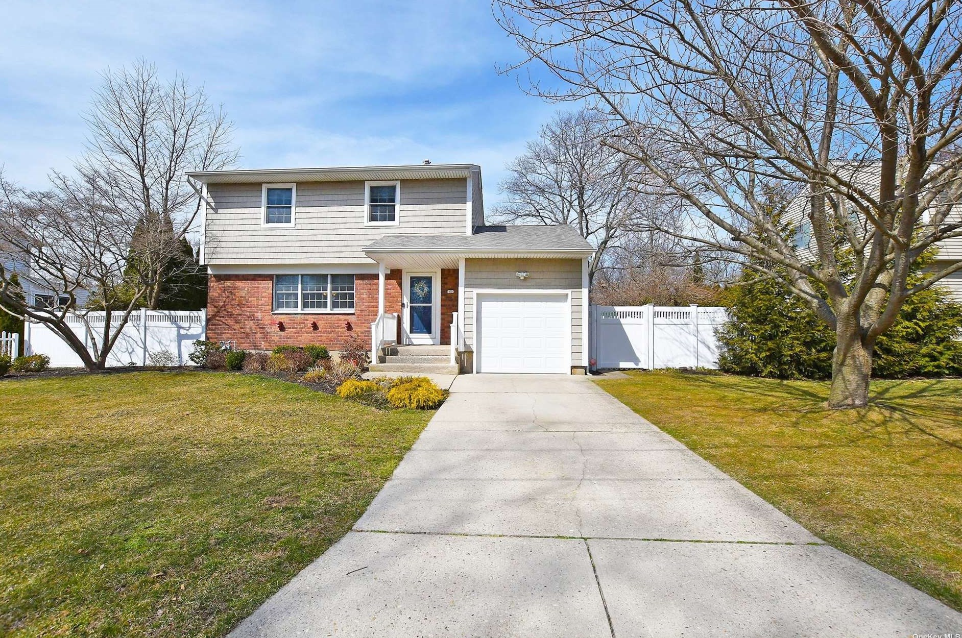 131 Sterling St, Prt Jefferson Station, NY 11776-2527