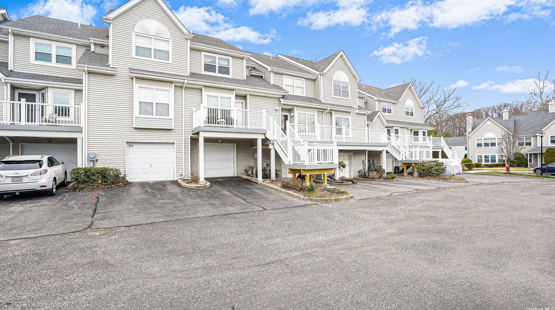 250 Windward Dr, Prt Jefferson Station, NY 11777-2322