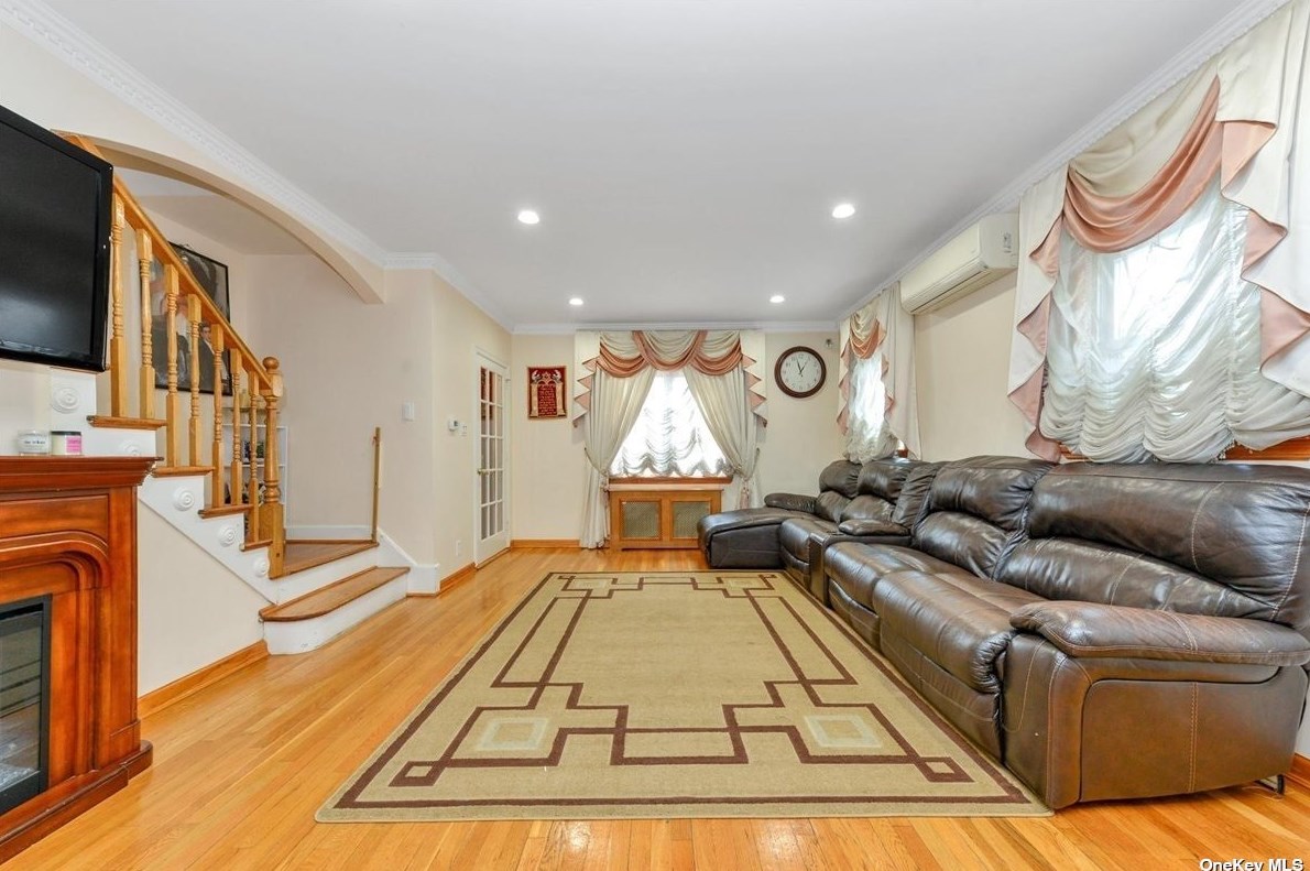 141-05 72nd Ave, Flushing, NY 11367-2727