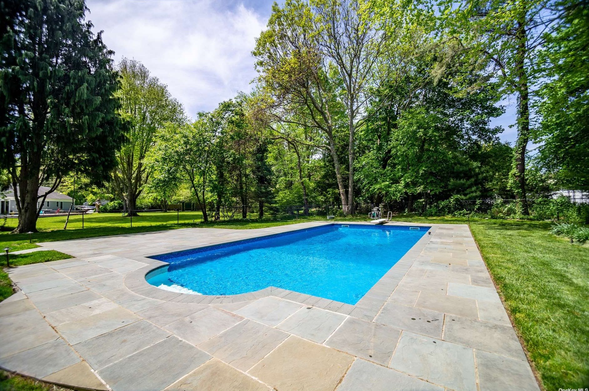 6082 Country Rd, Wildwood NY  11792-1624 exterior