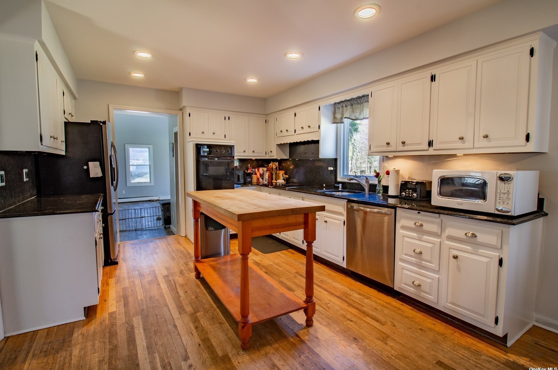 6082 Country Rd, Wildwood NY  11792-1624 exterior