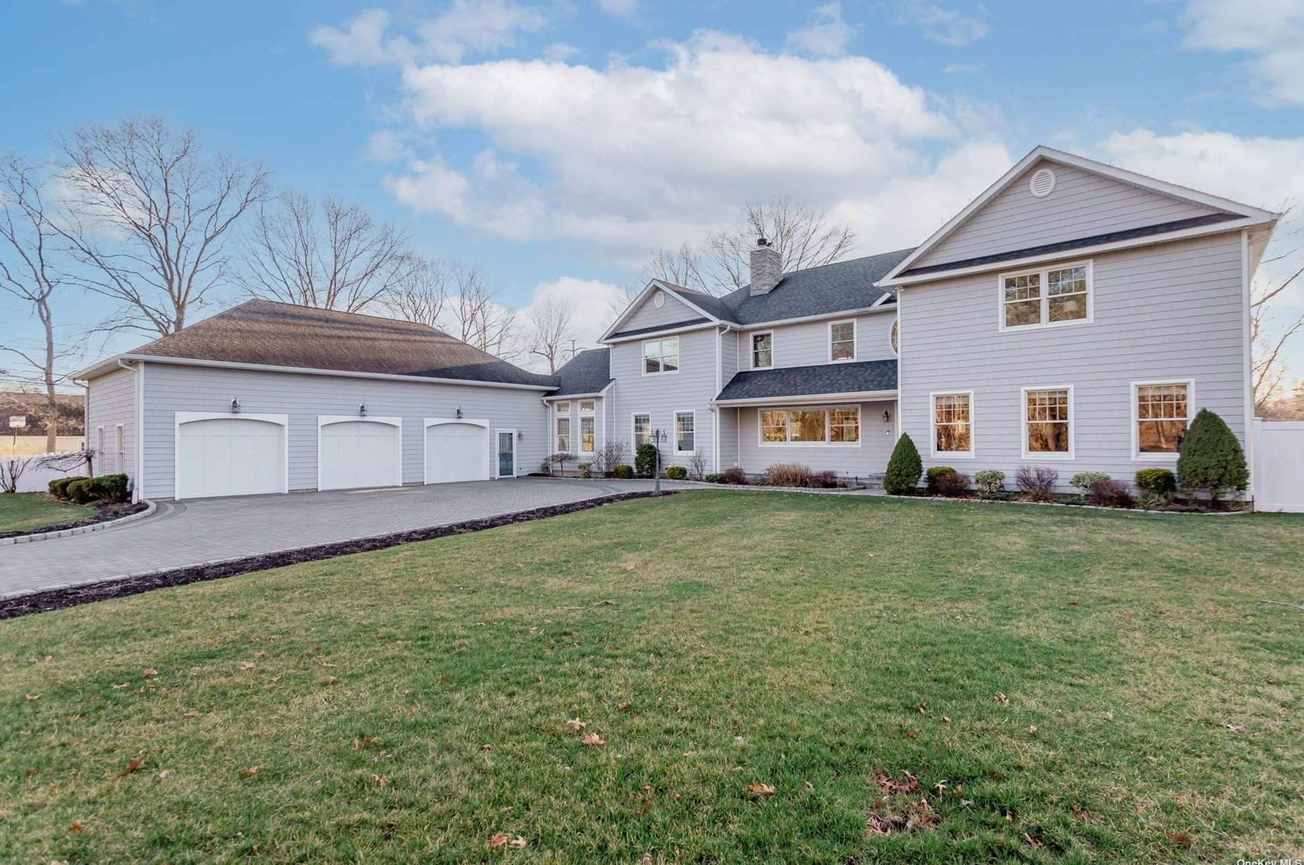 128 Warren Ave, Hauppauge, NY 11779-1957