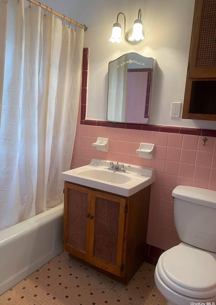 137-14 Booth Memorial Ave, Flushing NY exterior