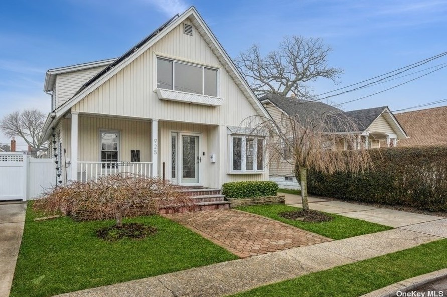 925 Pacific St, North Baldwin, NY 11510-4429