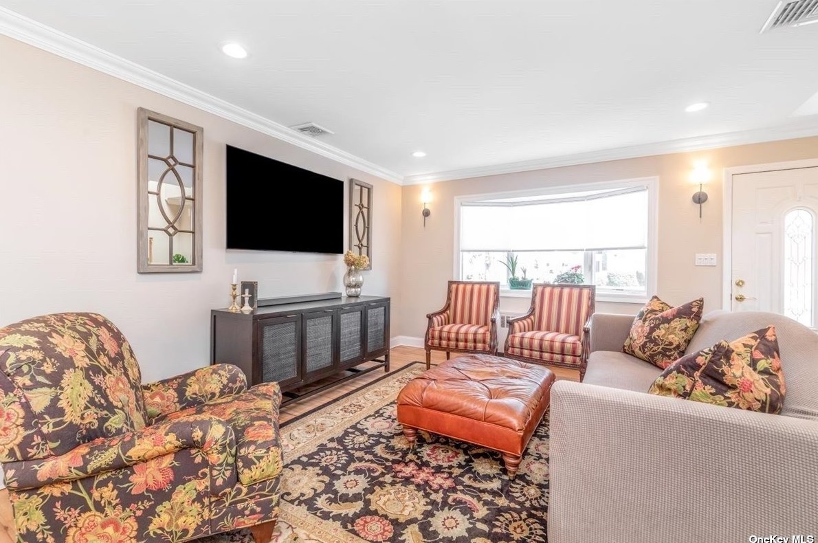 1800 Pettit Ave, North Merrick, NY 11566-2609