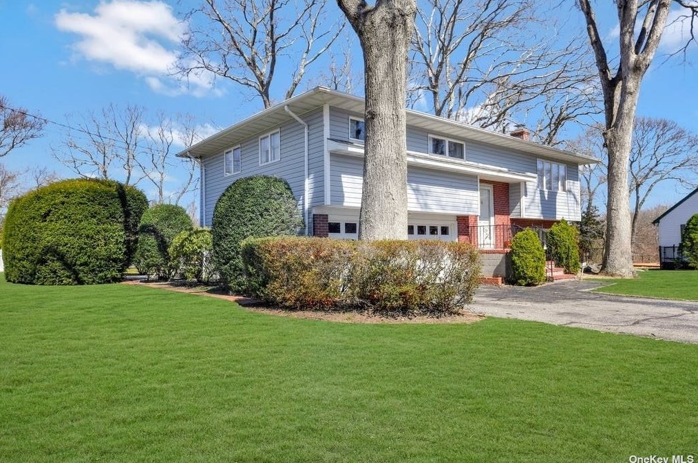 92 Meadow Ln, Northampton, NY 11901-2325