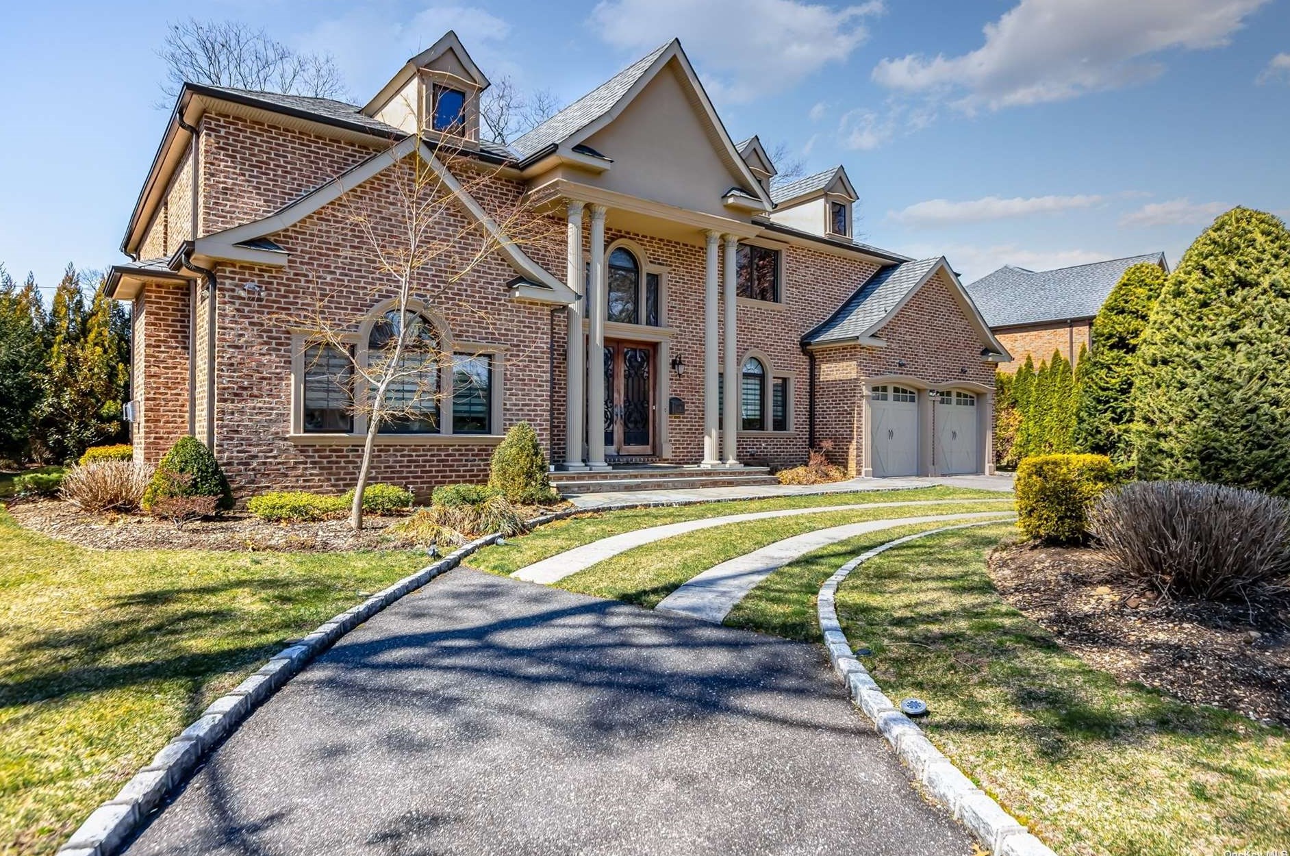 18 Hemlock Ln, East Hills, NY 11577-2704