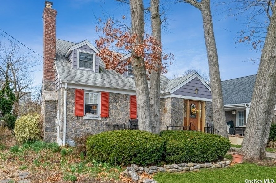 141 Stuart St, Lynbrook, NY 11563-1134