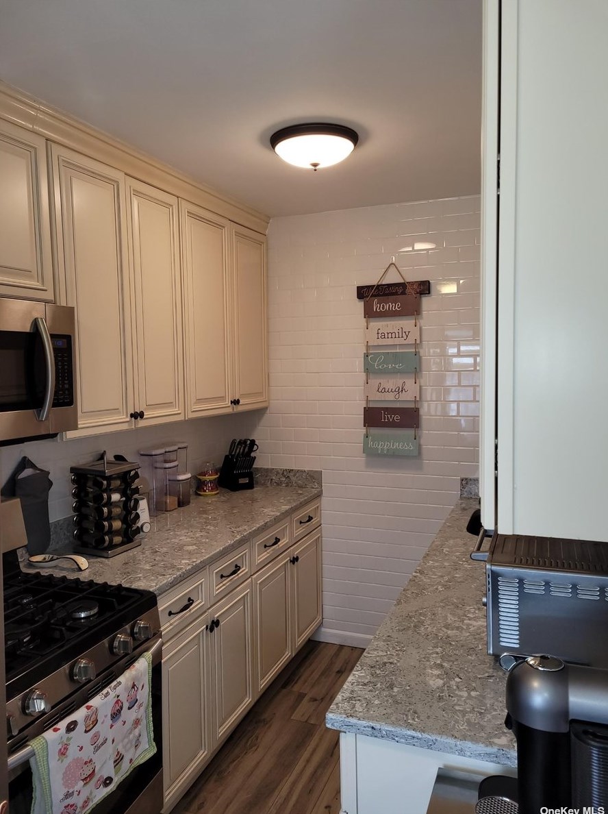16027 17th Ave, Flushing, NY 11357-3212