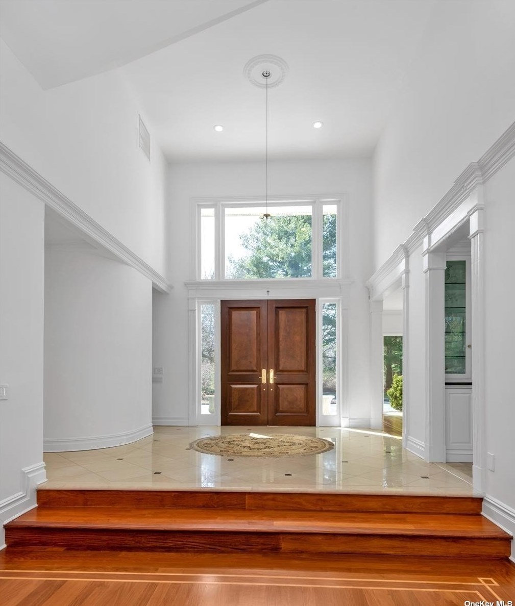 22 Serenite Ln, Syosset, NY 11791-2326