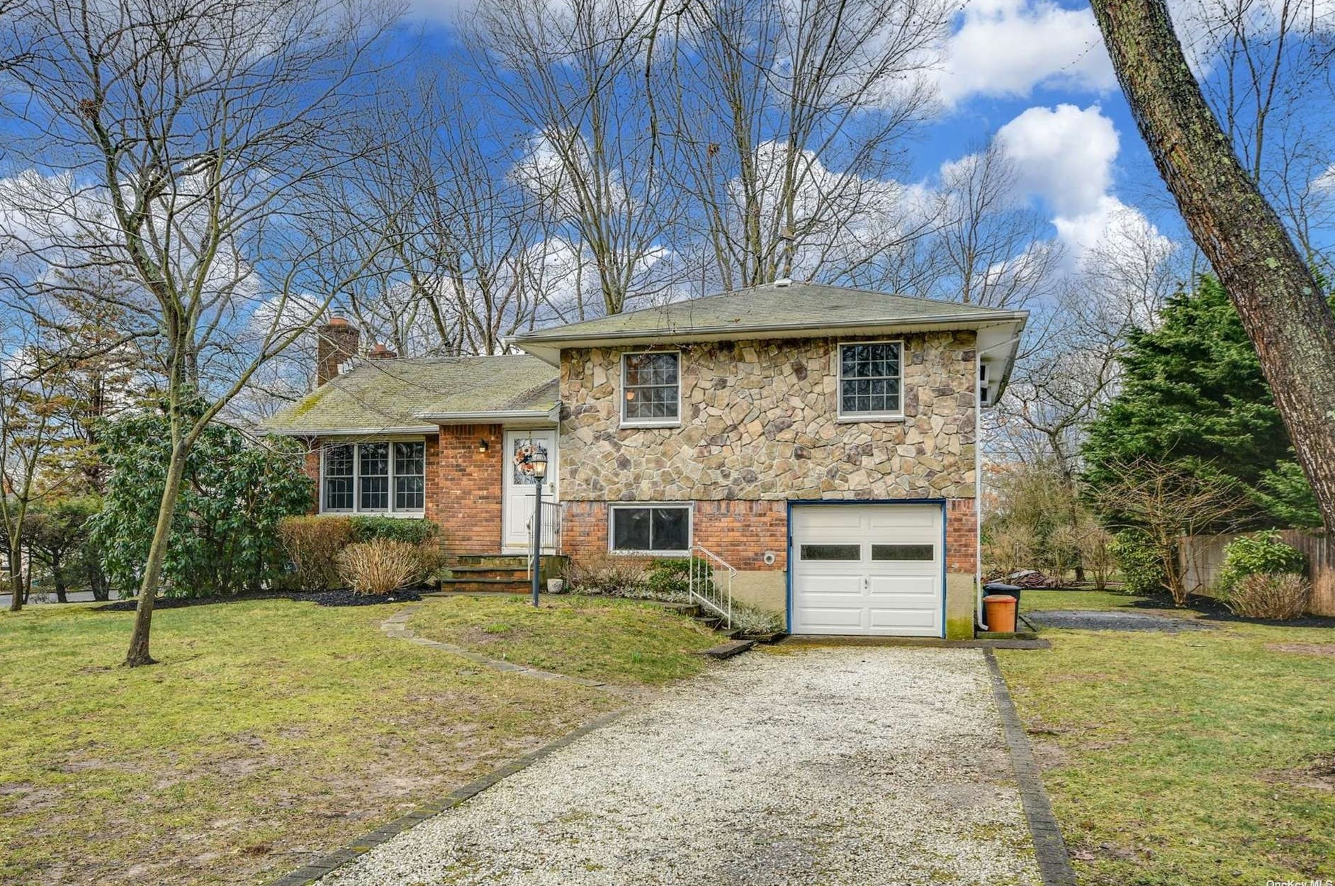 3 Miami Ct, Hauppauge, NY 11788-1604