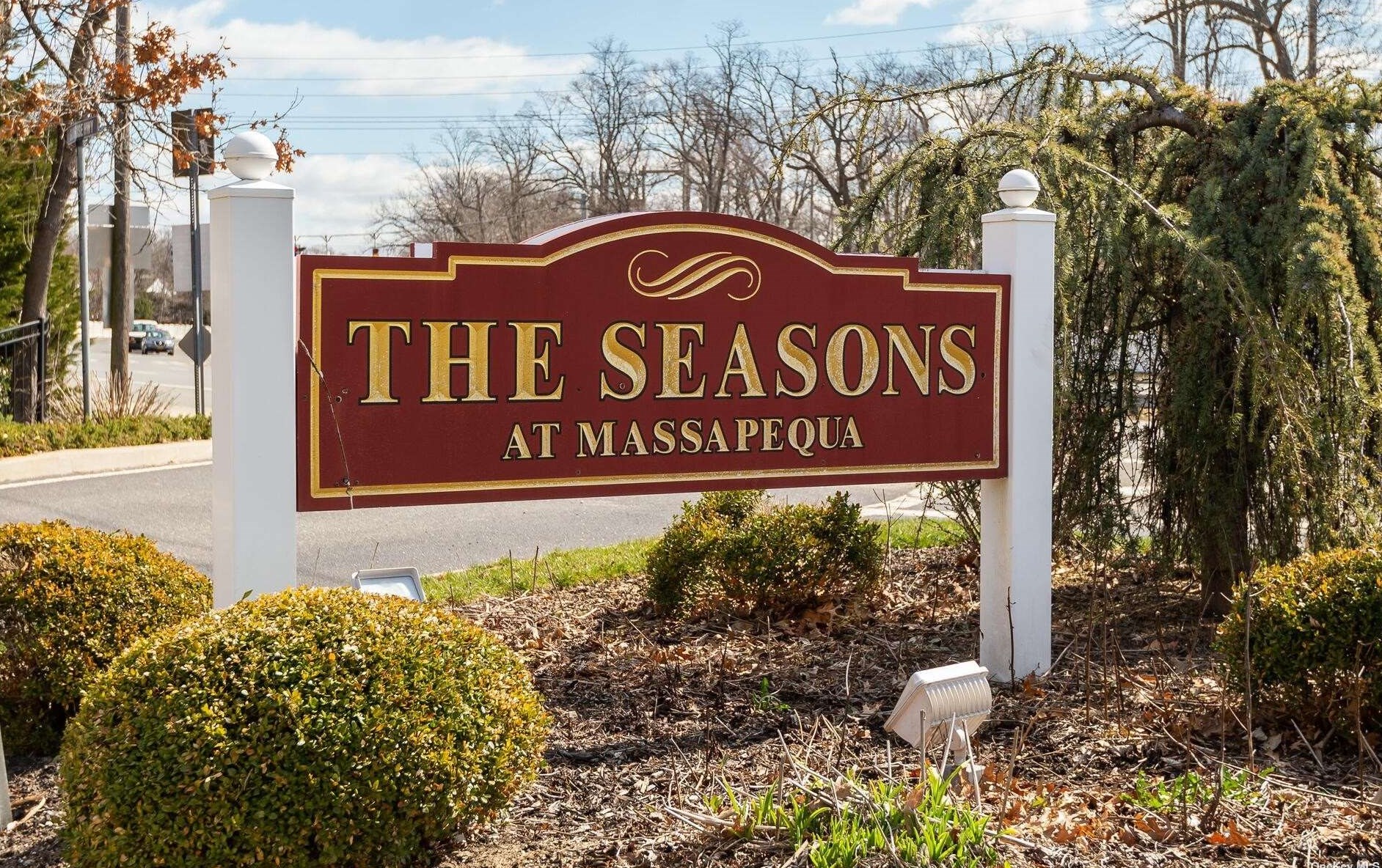 188 Somerset Dr, East Massapequa, NY 11758-3758