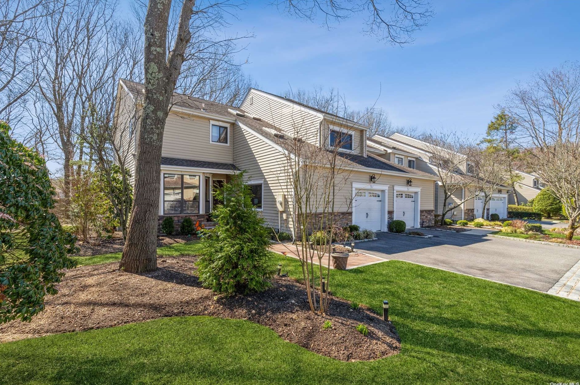 2 Villas Cir #2, Huntington Station, NY 11747