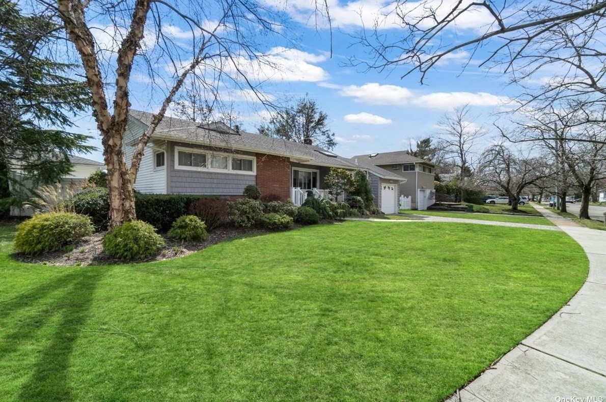 1514 Sylvia Ln, Hempstead, NY 11554-2212