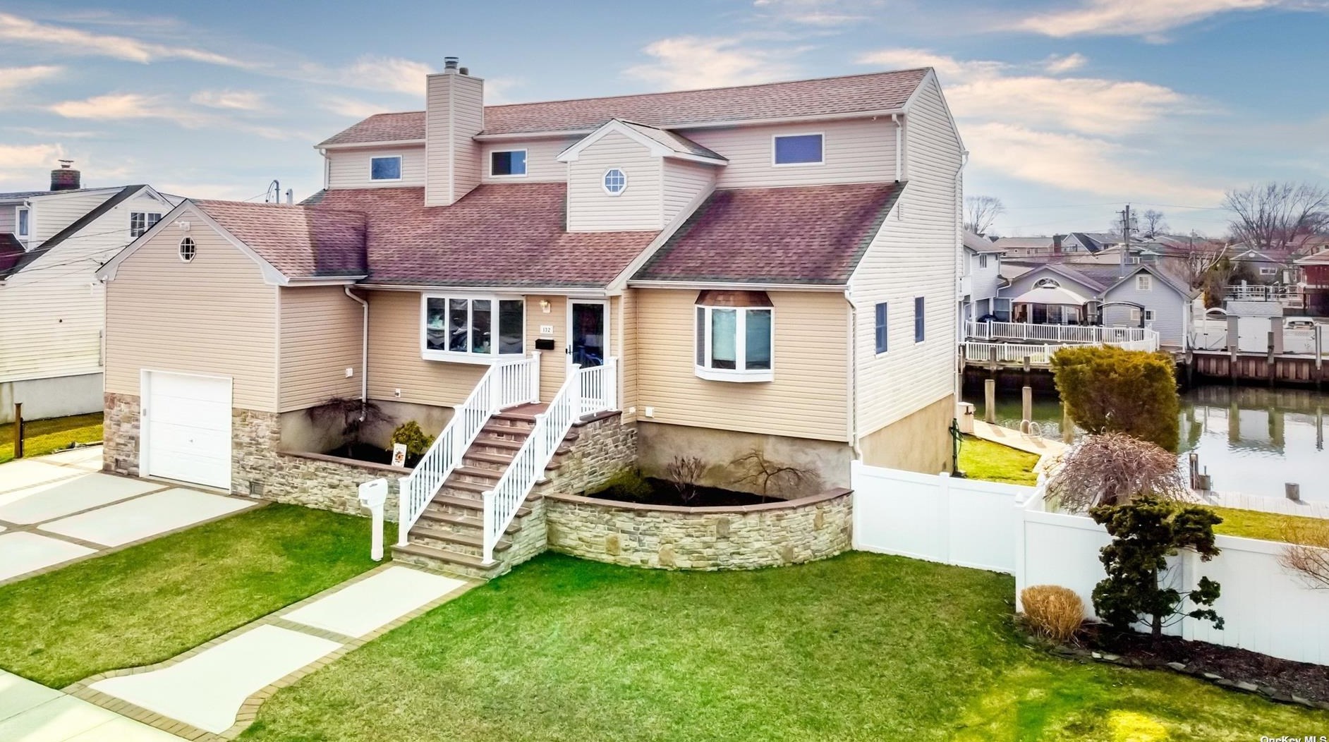 132 Beach Rd, East Massapequa, NY 11758-6633