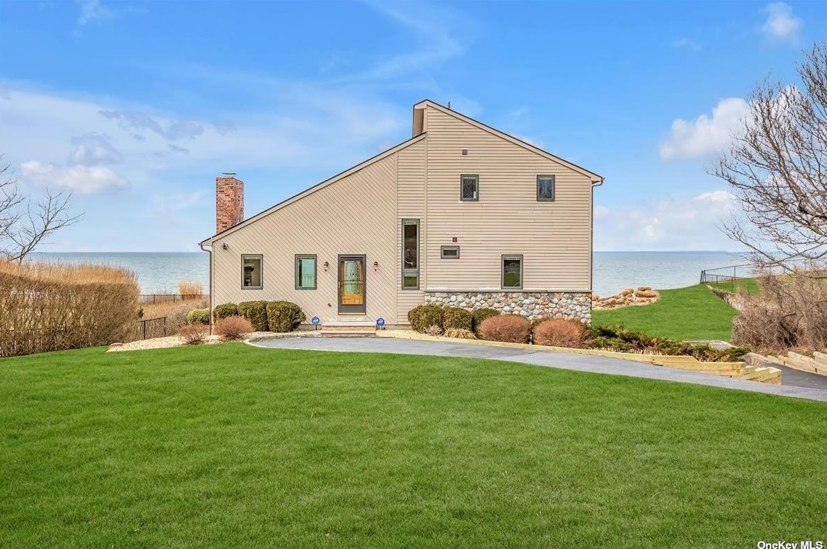 2635 Soundview Ave, Mattituck, NY 11952-3062