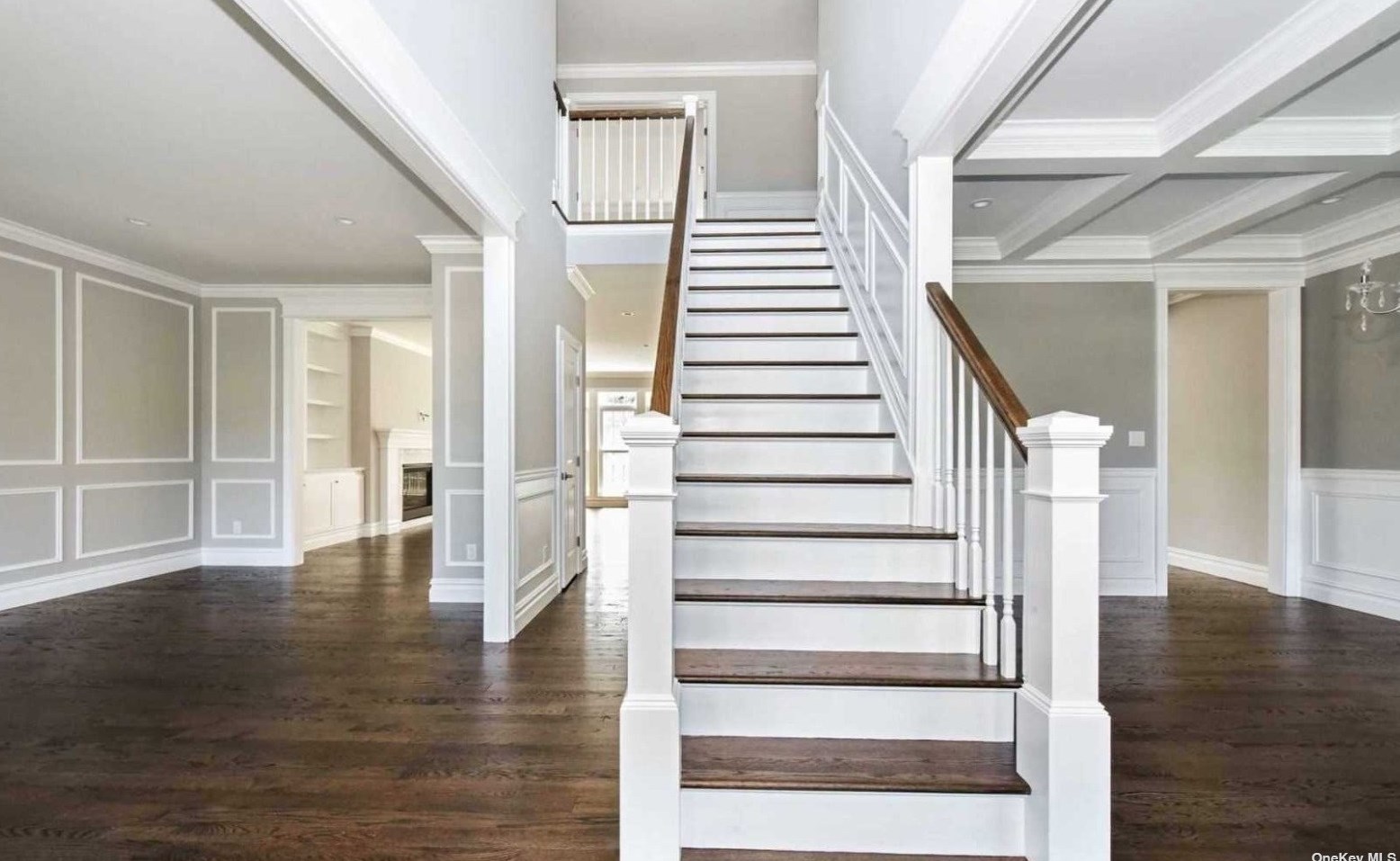 3 Lucille Dr, Syosset, NY 11791-3725