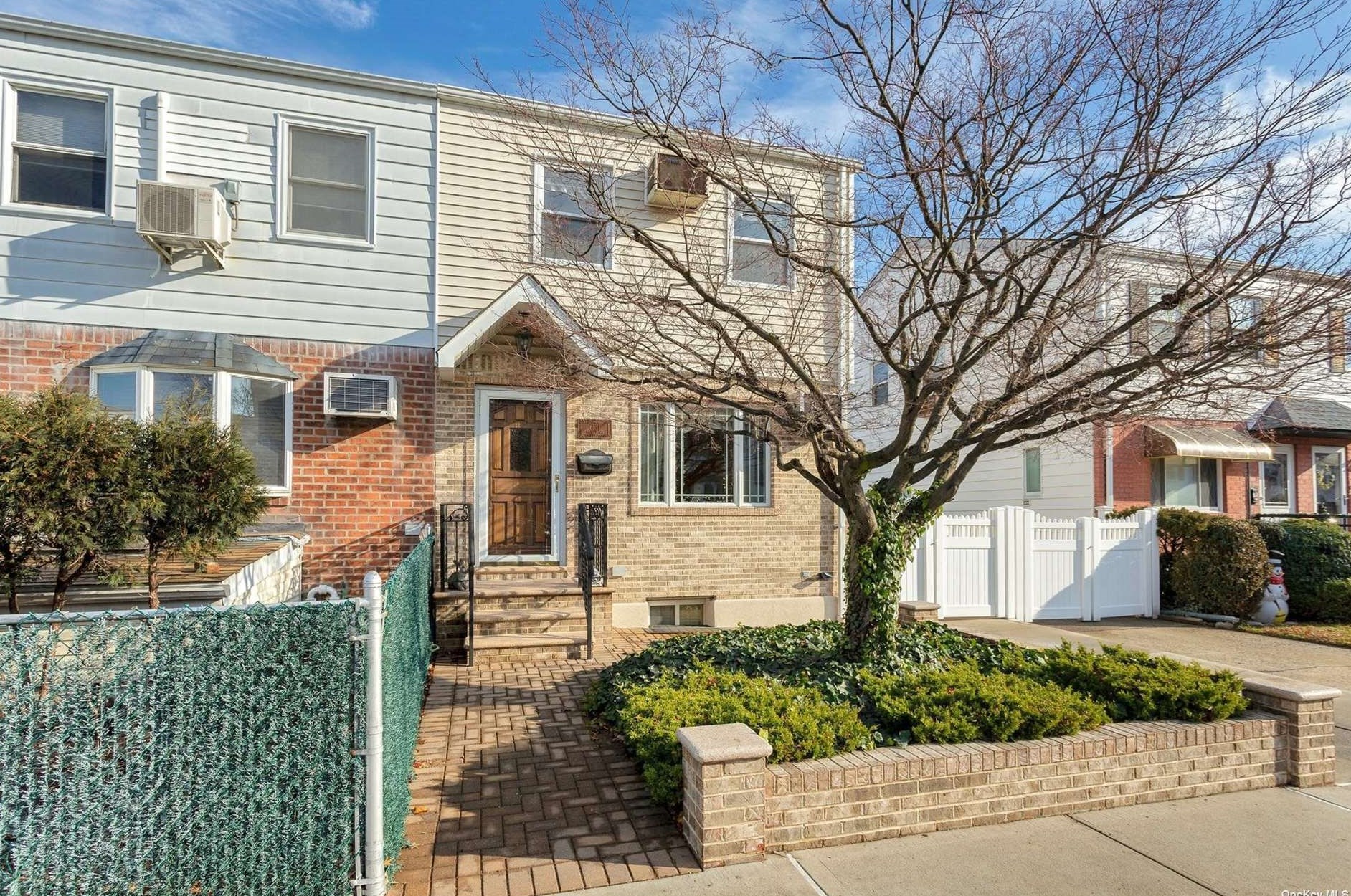 61-31 84th Pl, Flushing, NY 11379-5433