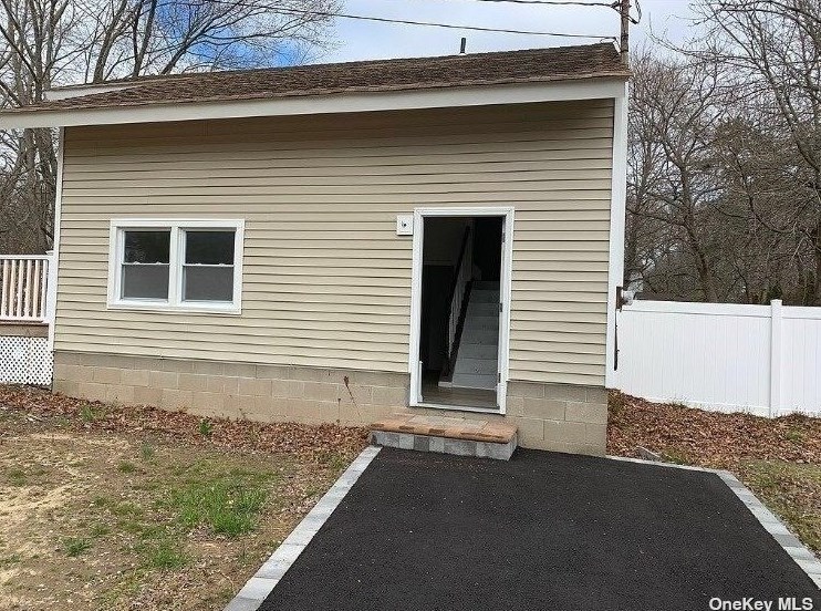 17 Cherry Ln, Gordon Heights, NY 11763-4083