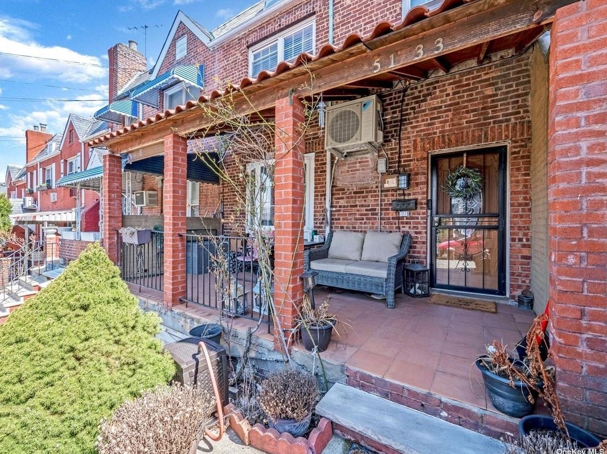 51-33 69th Pl, Flushing, NY 11377-6005