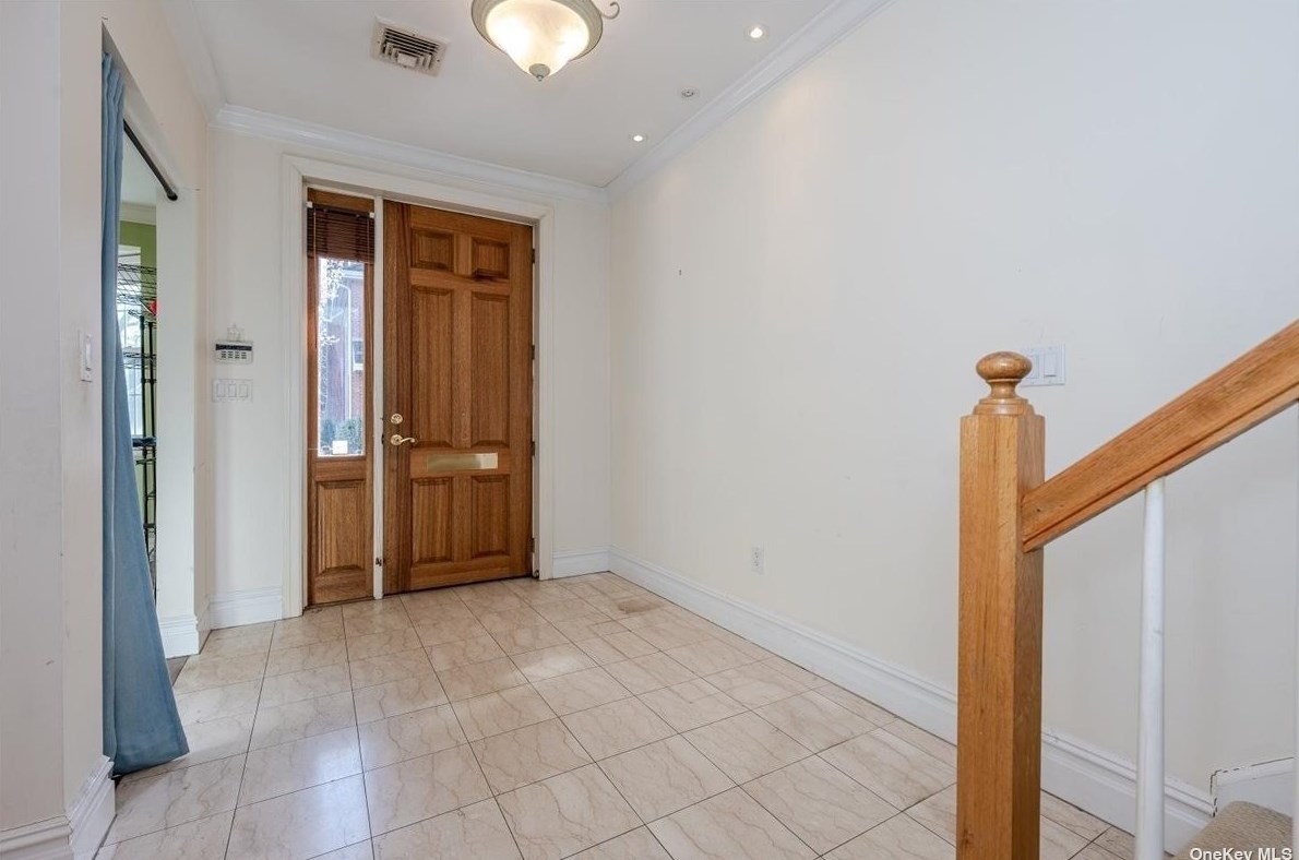 30 Portico Pl #30, Great Neck, NY 11021
