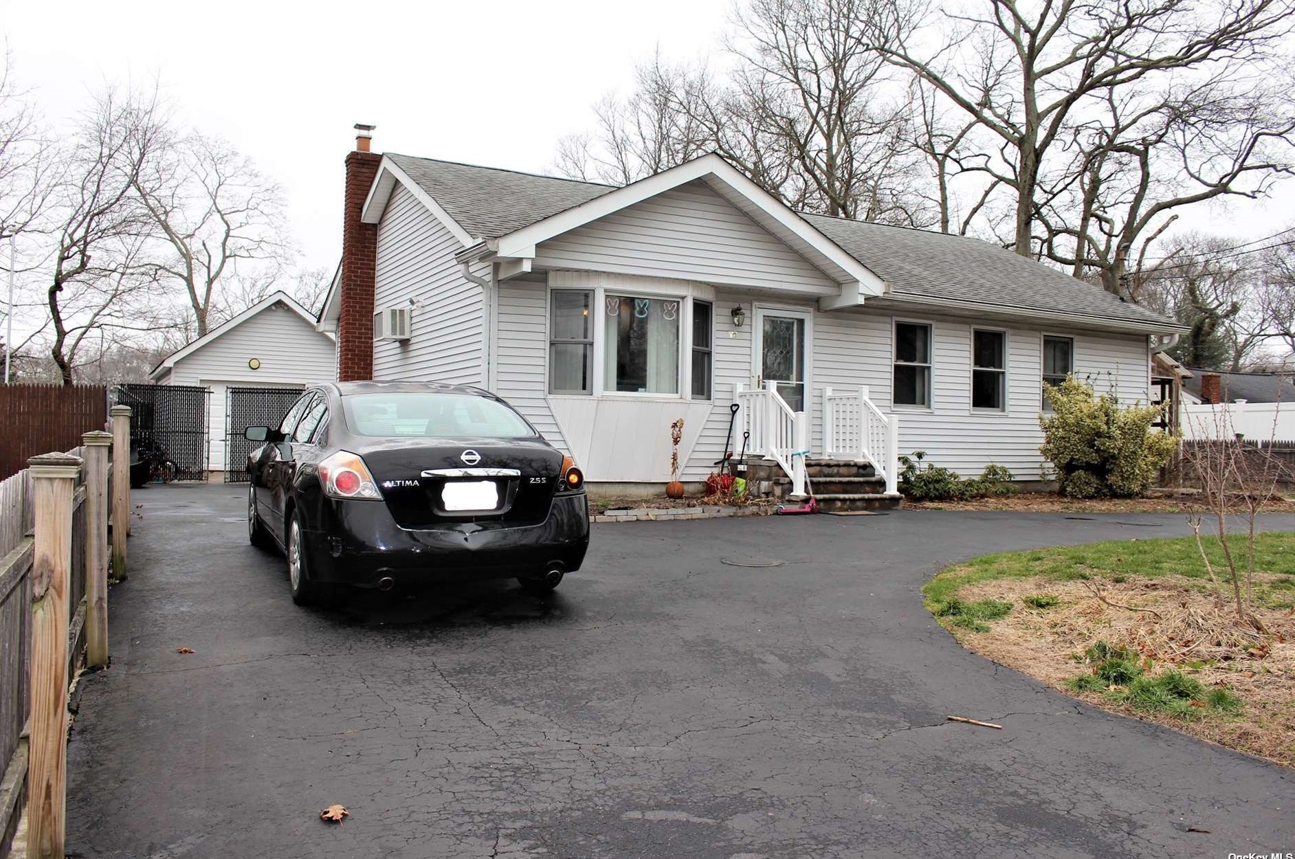 10 Salem St, Canaan Lake, NY 11772-1634