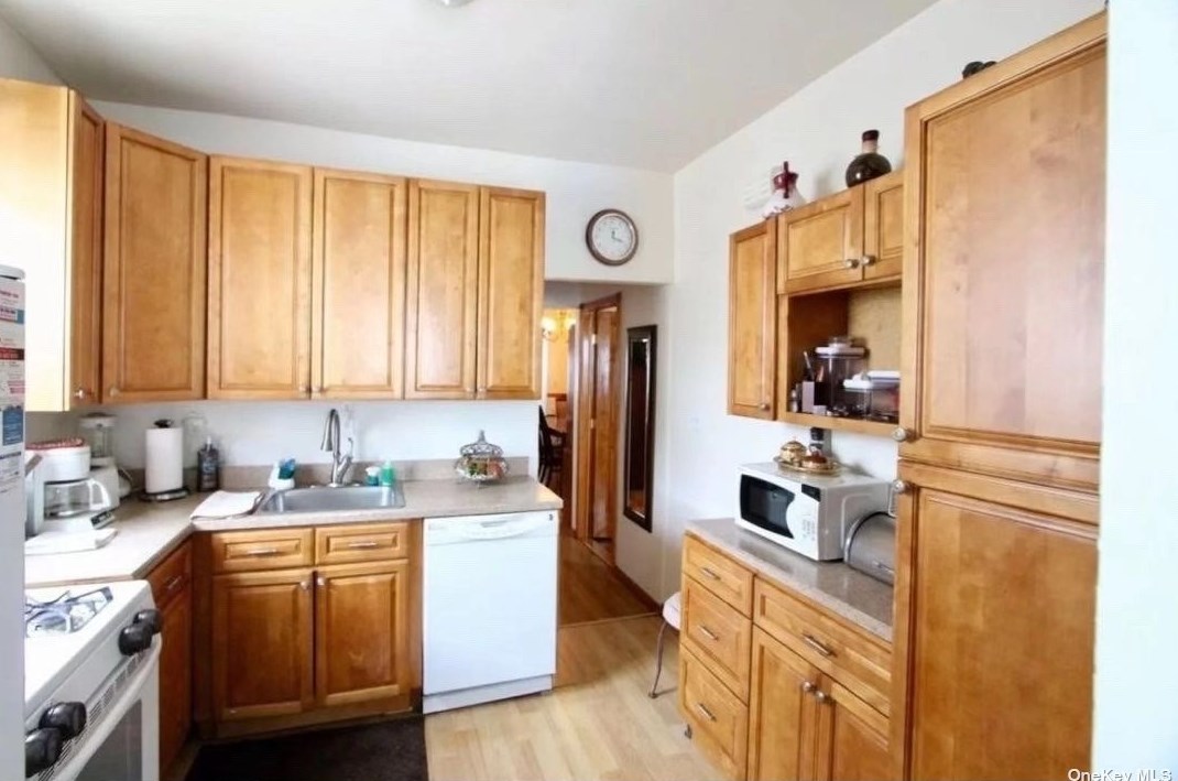 37-01 20th Rd, Long Island City, NY 11105