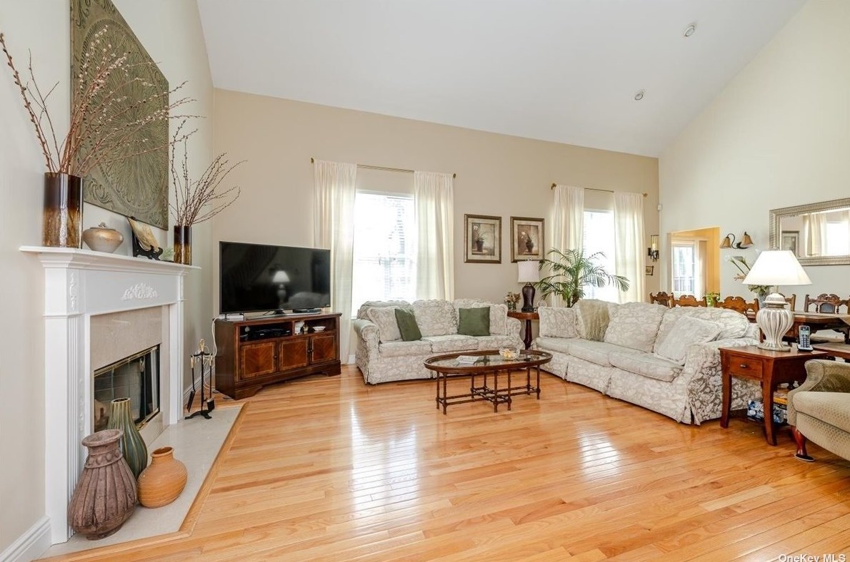 28 Arielle Ct, Hauppauge, NY 11749-4801