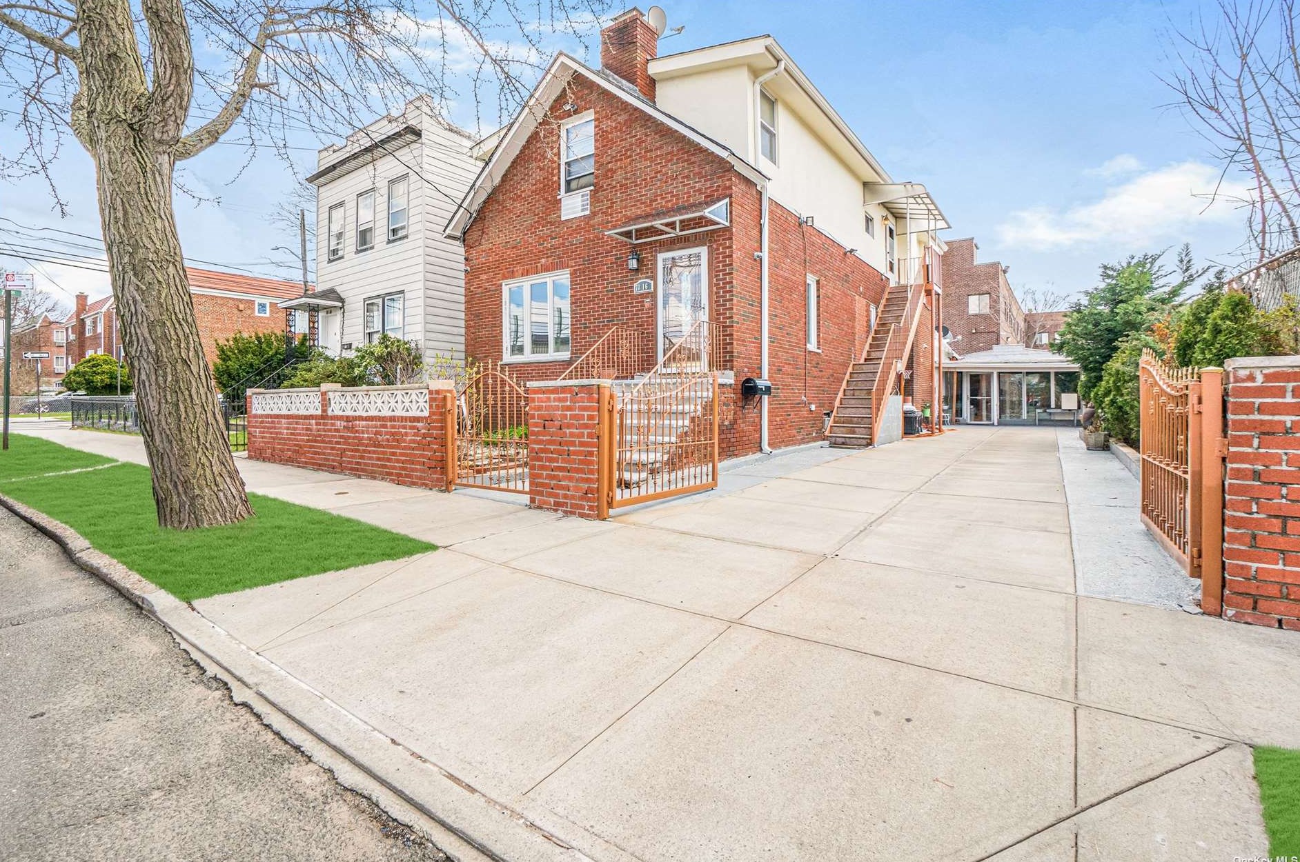 71-16 Ditmars Blvd, Flushing, NY 11370-1017