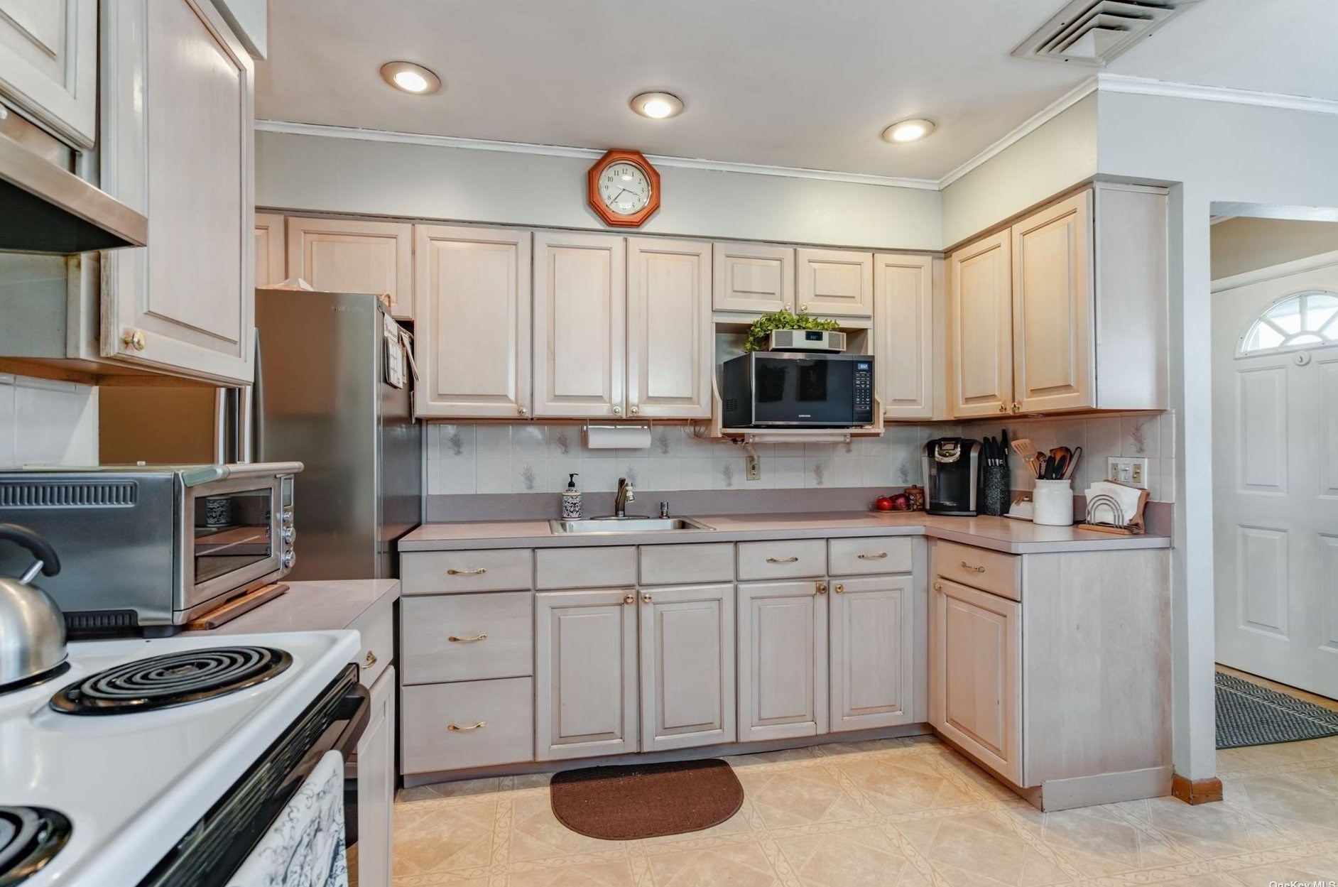 6 Cutting St, Hunt NY  11743-5522 exterior