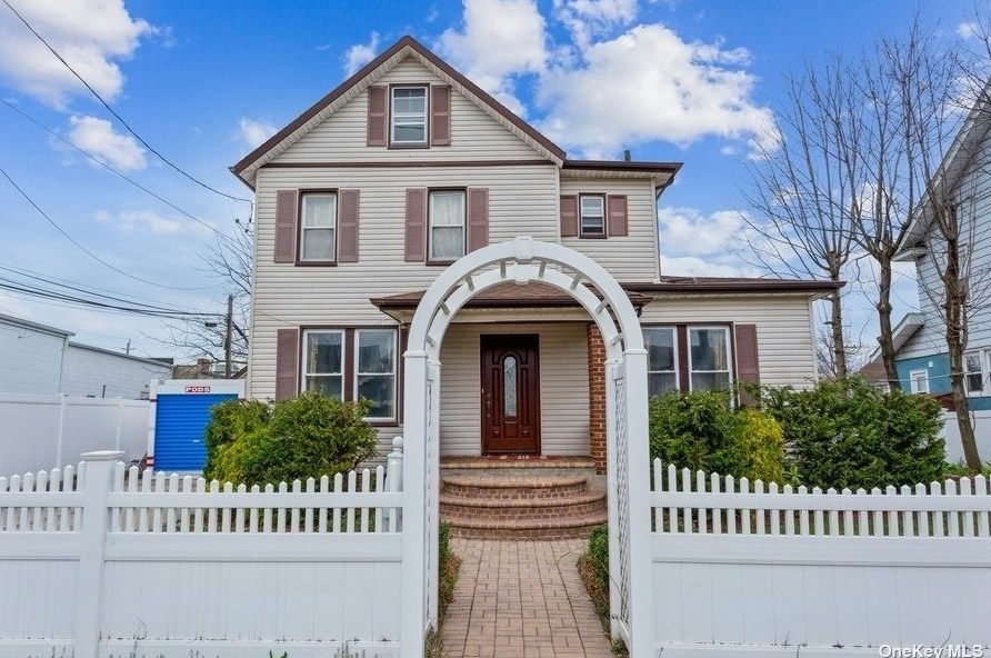 14 Crescent St, Hewlett, NY 11557-2304